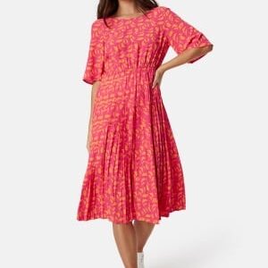 Happy Holly Eloise pleated dress Cerise / Patterned 44/46